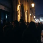Boite de nuit marseille vieux port : foule devant une entrée de club