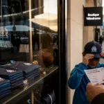 Boutique OM Stade Vélodrome : vitrine de maillots et ticket de visite