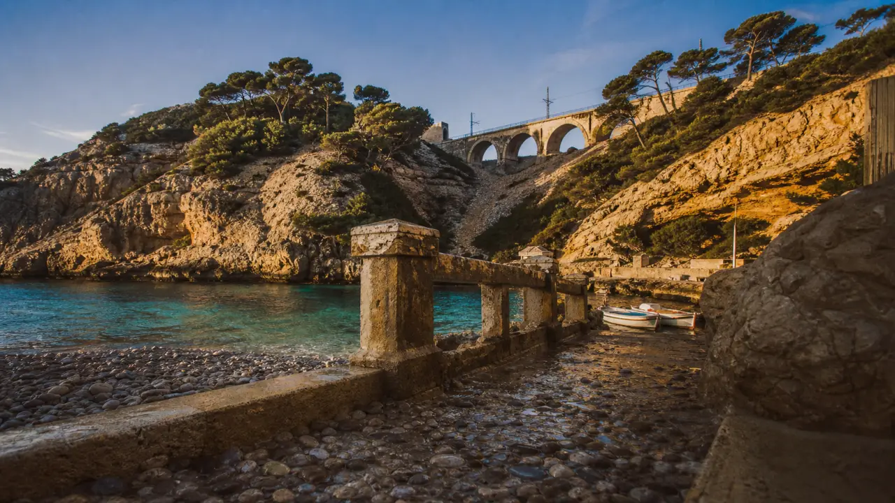 Calanque cote bleue : anse turquoise, rochers et port près de Niolon