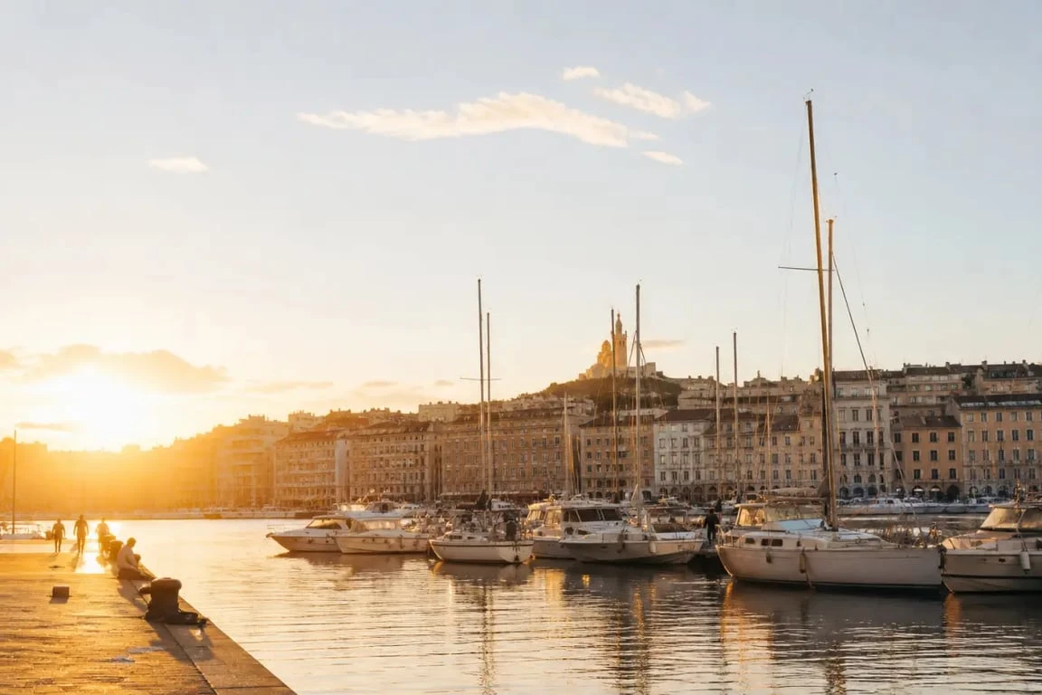 Marseille que faire ce week end : le Vieux-Port de Marseille au coucher du soleil avec bateaux et terrasses