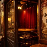 Humoristes Marseille au Quai du Rire, cabaret avec micro sur scène