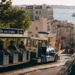 Les petits trains de Marseille montent vers Notre-Dame depuis le Vieux-Port