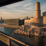 Marseille fort saint jean : vue du Fort Saint-Jean depuis une passerelle moderne