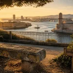 Parc a visiter marseille : Jardin du Pharo, banc et pins, vue sur le Vieux-Port