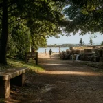 Parc Borely Marseille : allée ombragée vers le lac, jardins et fraîcheur