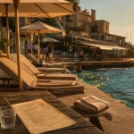 Plage privée marseille : transats et parasols au bord de la mer, restaurant
