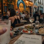Restaurant cours julien : terrasse animée avec tapas et verres