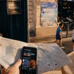 Sortir à Marseille : smartphone d’évènements sur une terrasse