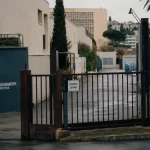 Visiter la commanderie Marseille : barrière et panneau d’accès verrouillé