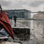 Visiter marseille sous la pluie : parapluie rouge, MuCEM et fort Saint-Jean dans la brume