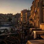 Visiter plus belle la vie marseille : Vieux-Port vers le Panier au golden hour