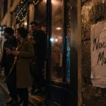 Bar gay Marseille entre Cours Julien et Vieux-Port, groupe sortant d’un bar