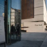 Frac Sud cité de l art contemporain à la Joliette : panneau de billetterie et entrée du Frac Sud