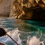 Grotte bleue marseille : eau turquoise et entrée de grotte rocheuse