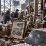 Marché aux puces cap pinède : étal de brocante et chineurs sous la verrière