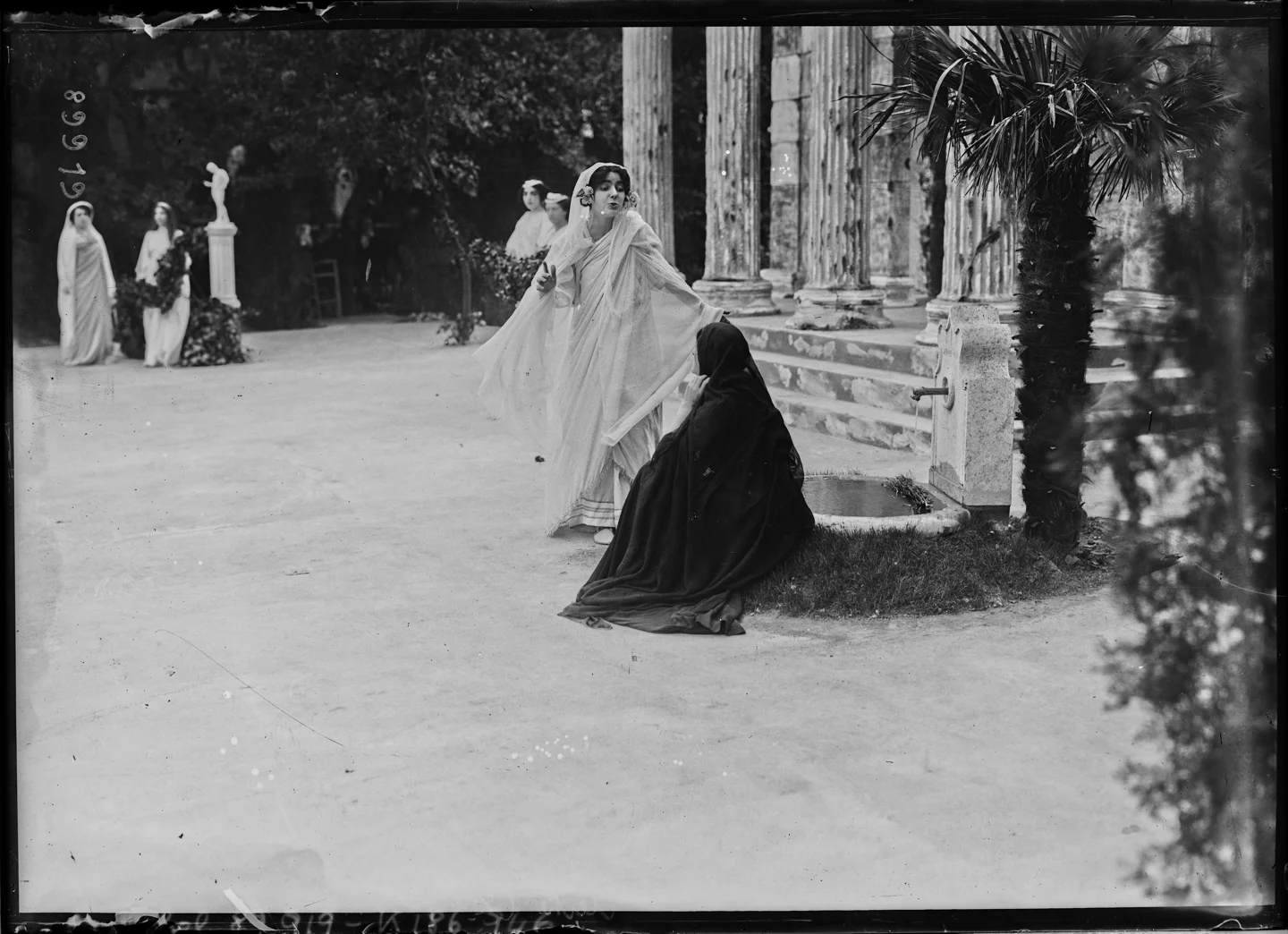 Une scène d’Électre lors de l’inauguration du théâtre Athéna Niké à Marseille, le 5 juin 1908. Photographie historique de l’Agence Rol, collection de la Bibliothèque nationale de France.
