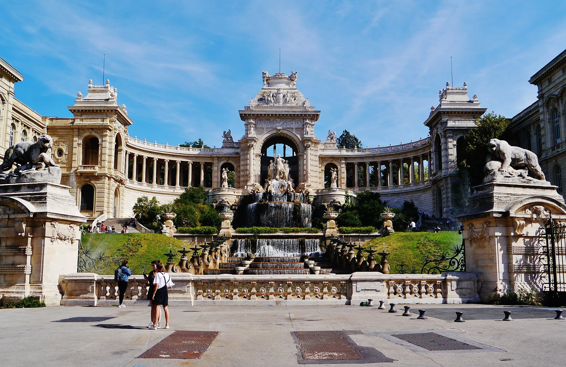 La façade ouest du palais Longchamp, vue de face. Le musée des Beaux-Arts occupe l’aile gauche, visible à gauche de la photographie.