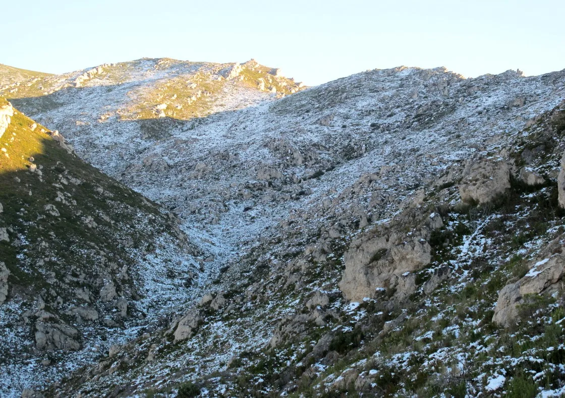 Le vallon de l’Évêque et le mont Saint-Cyr après une chute de neige en février 2017.
