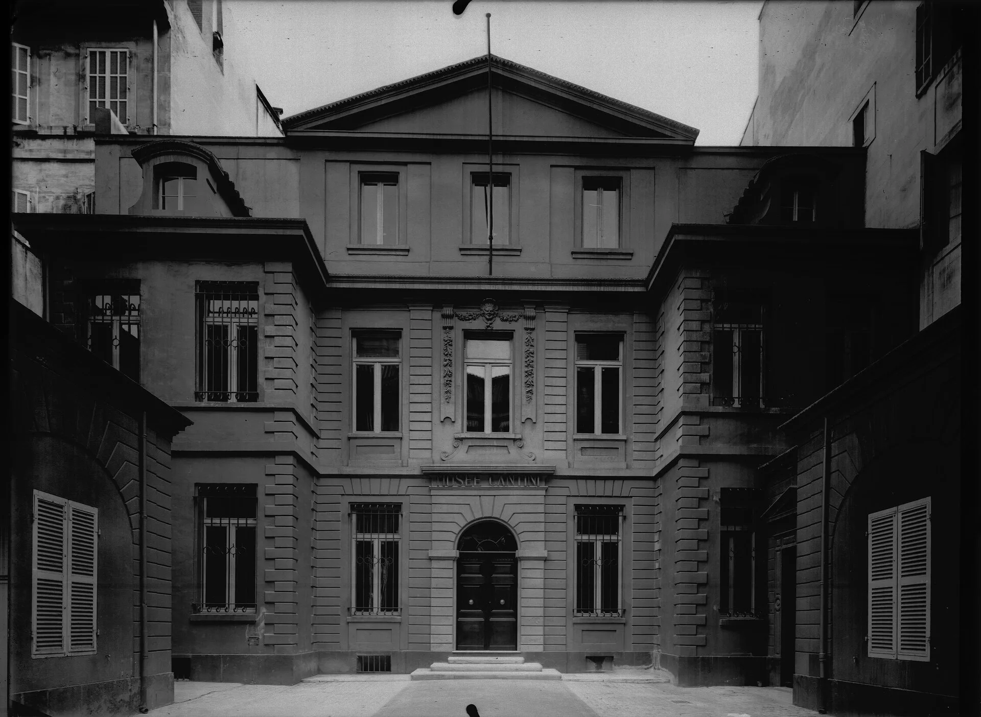 La façade du musée Cantini rue Grignan, le 1er octobre 1936. Photographie conservée aux Archives municipales de Marseille.
