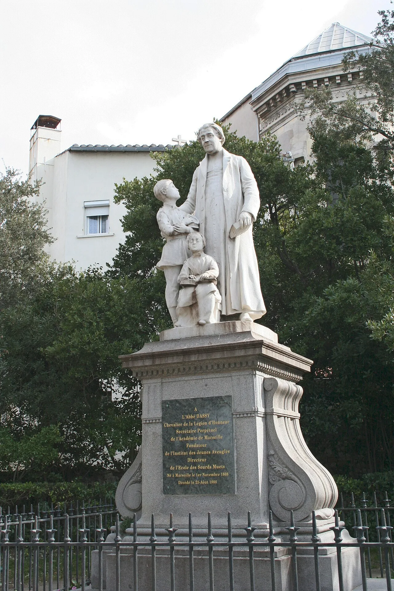 Le monument à l’abbé Dassy, œuvre d’Alexandre Falguière, dans le jardin de la Colline Puget.