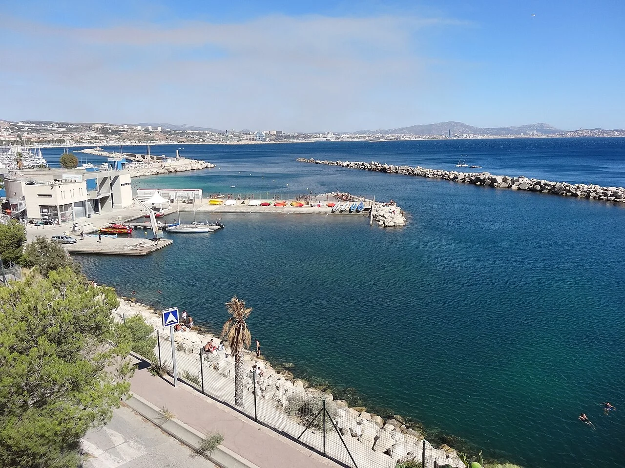 Les plages de Corbières à l’Estaque, à proximité du parc. Cette photographie montre le littoral, pas l’ensemble du parc.