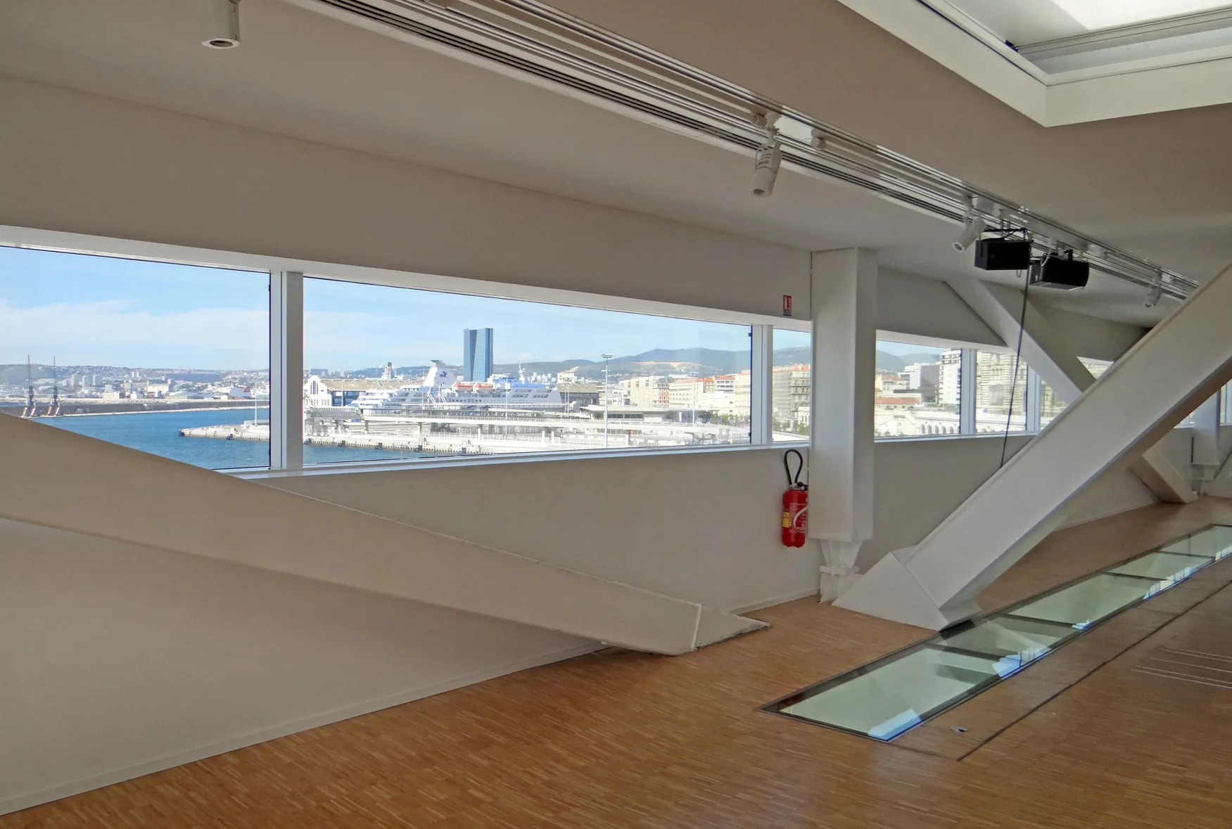 L’intérieur de la Villa Méditerranée photographié en 2014, avant l’ouverture de Cosquer Méditerranée.
