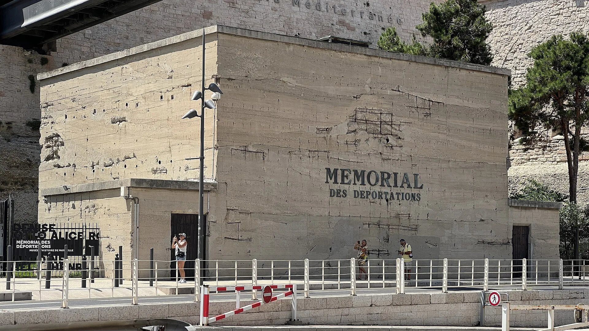 Le Mémorial des déportations, au pied du fort Saint-Jean.