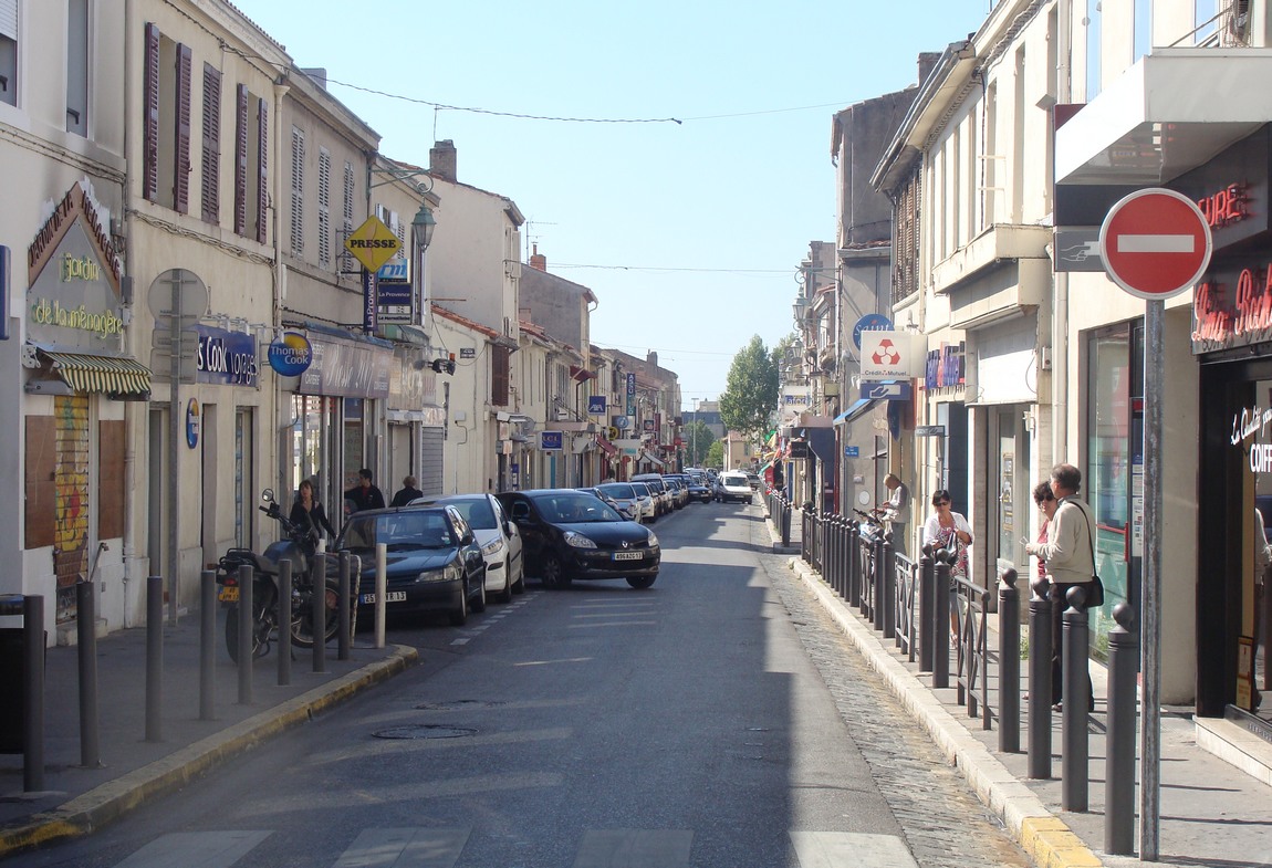 À proximité : la rue Émile-Zola dans le vieux Mazargues, vue depuis la place de l’église. Photo hors du parc de la Jarre.