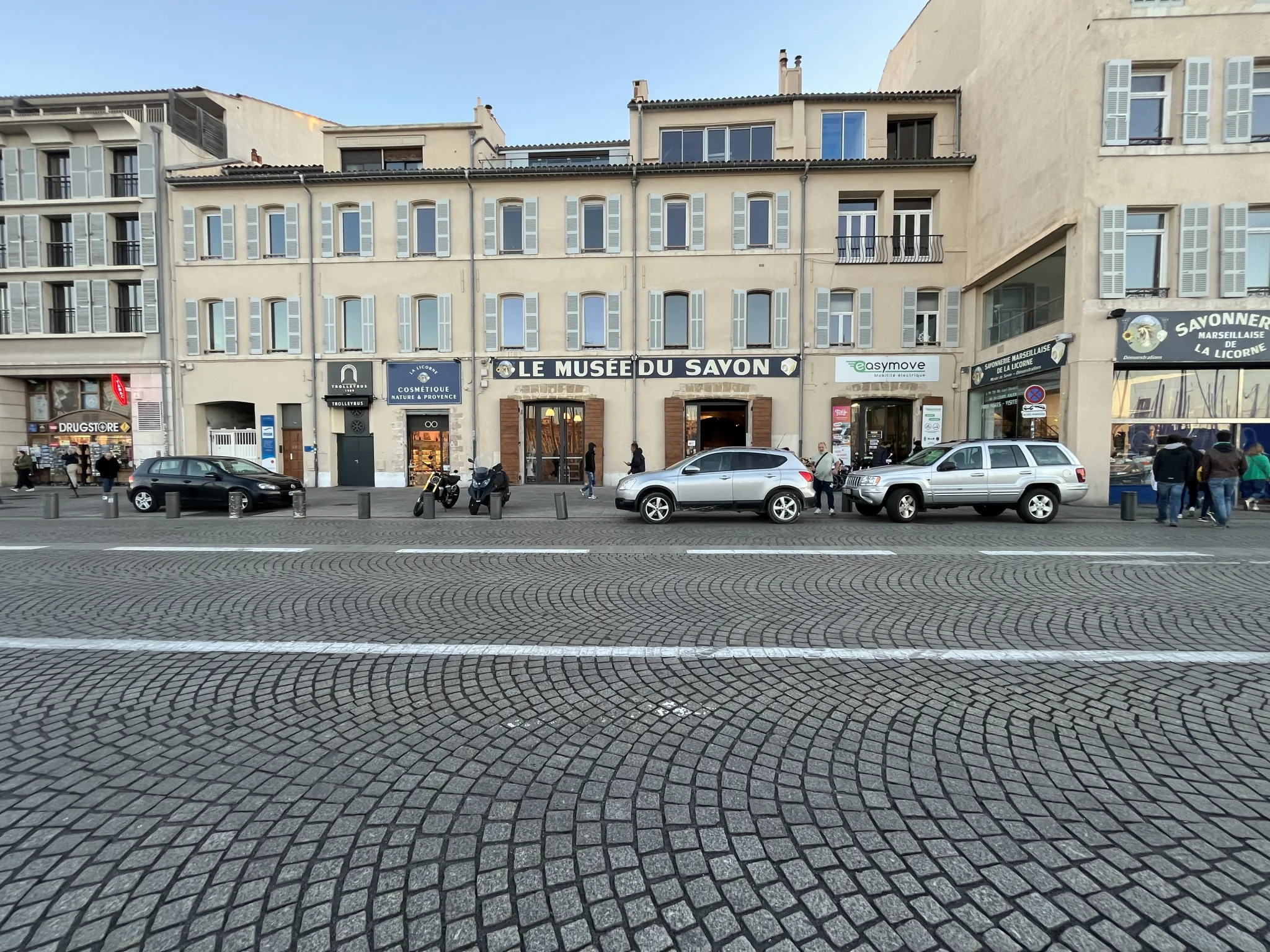 Façade du Musée du Savon La Licorne sur le quai de Rive Neuve, photographiée en novembre 2022.