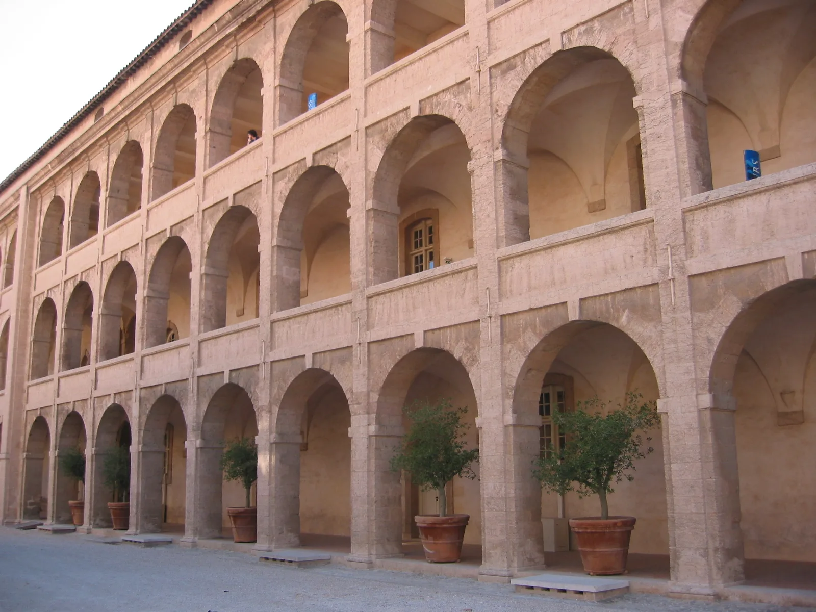 Cour de la Vieille Charité, qui accueille le Musée d’Archéologie Méditerranéenne.