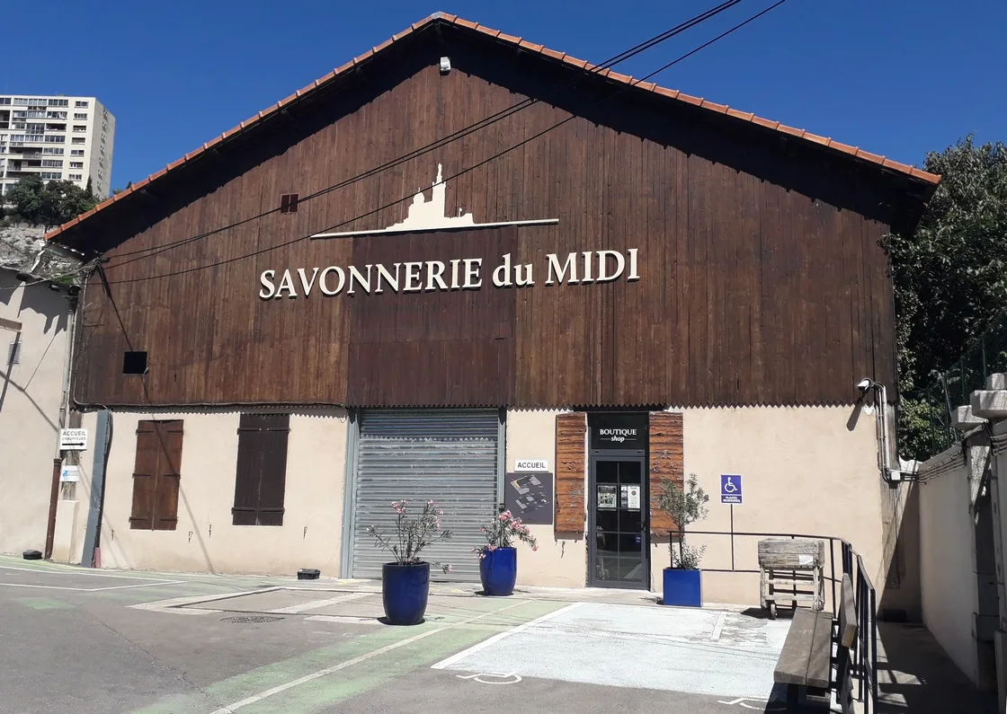 Bâtiment d’accueil du public à la Savonnerie du Midi, photographié en juillet 2023.