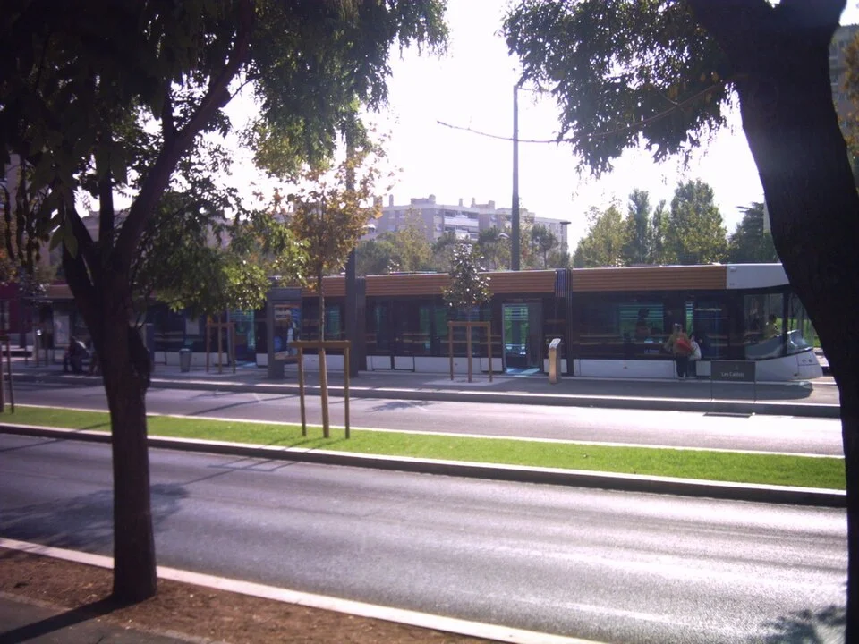 Le tramway dans le secteur des Caillols à Marseille. Cette photographie de quartier ne montre pas le parc de la Mirabelle.