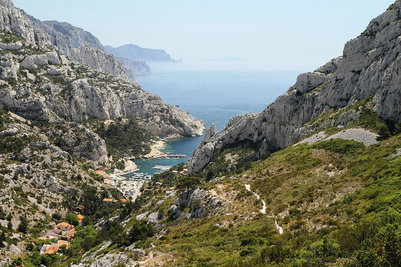 Vue sur la calanque et le port de Morgiou, 2011
