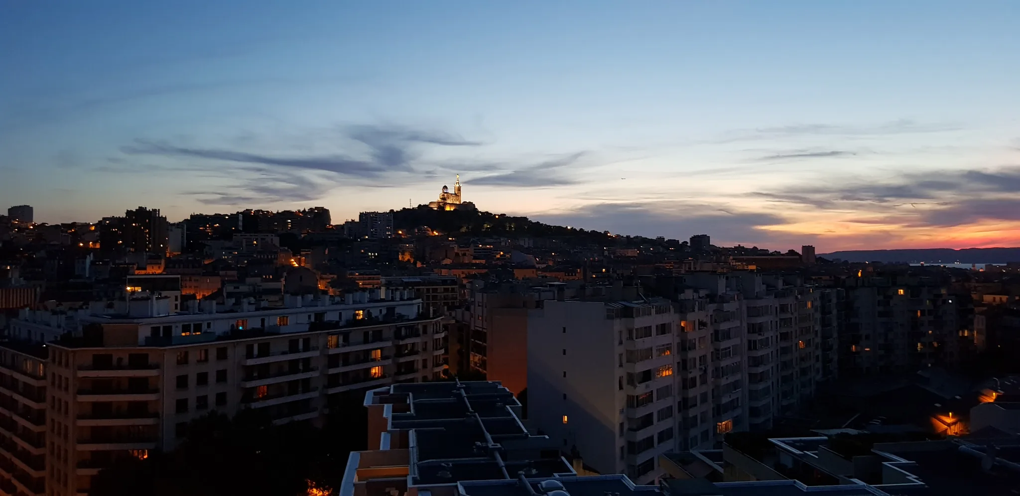 Notre-Dame de la Garde vue depuis Marseille.