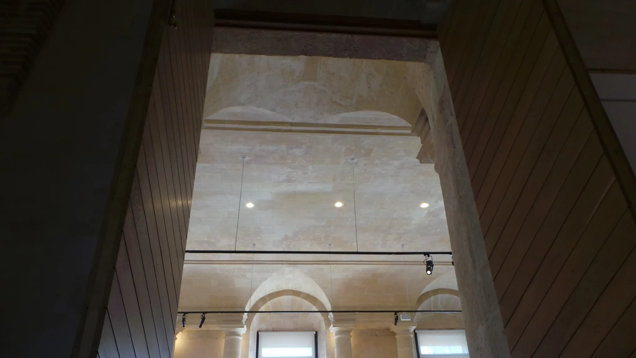 Intérieur du Préau des Accoules : vue du bâtiment, indépendante de l’accrochage actuel.