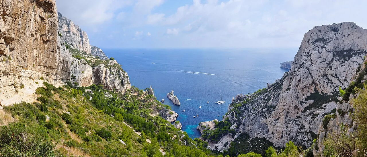 Panorama de la calanque de Sugiton depuis un sentier, 2011