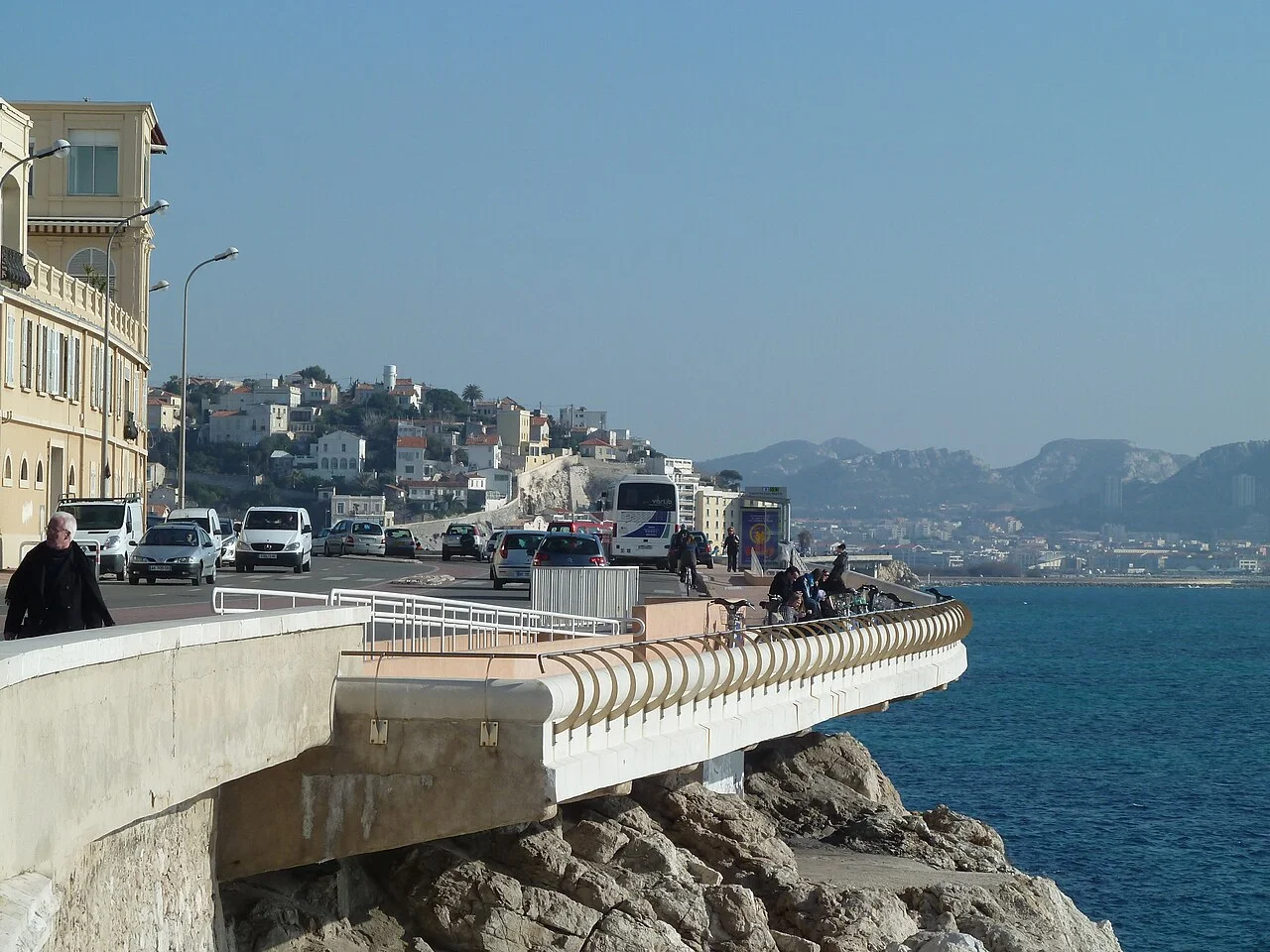 La Corniche Kennedy au niveau du parc Valmer à Marseille. Cette photographie de contexte montre le littoral au droit du parc.