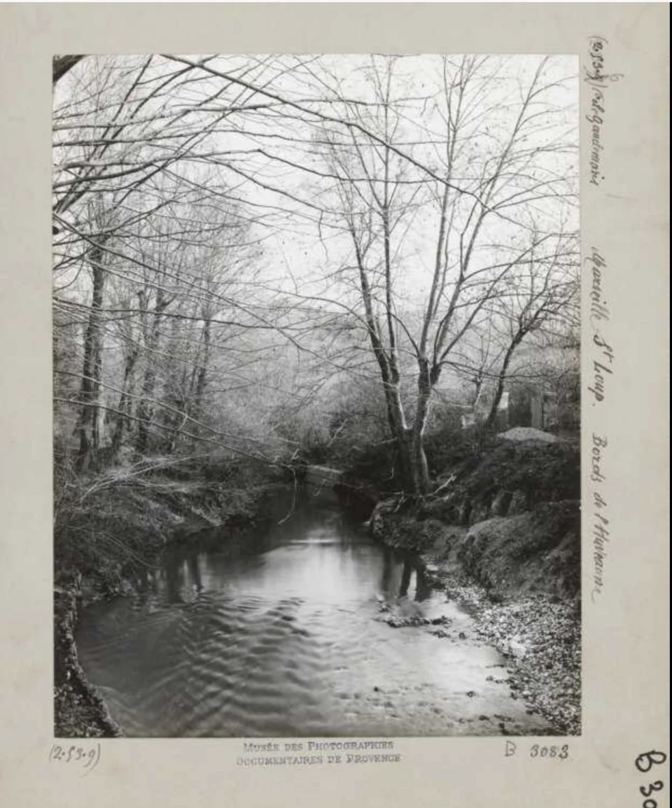 Photographie ancienne des bords de l’Huveaune à Saint-Loup, à Marseille, par Victor de Gaudemaris (1835–1918). Cette image historique ne montre pas l’aire de jeux actuelle du Vieux Moulin.